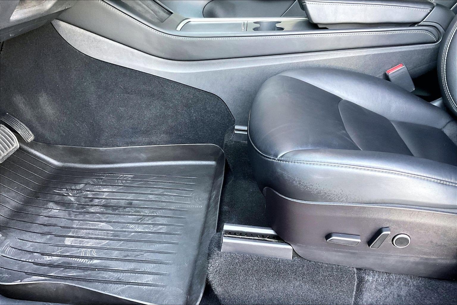 Used 2022 Tesla Model Y Long Range image 16