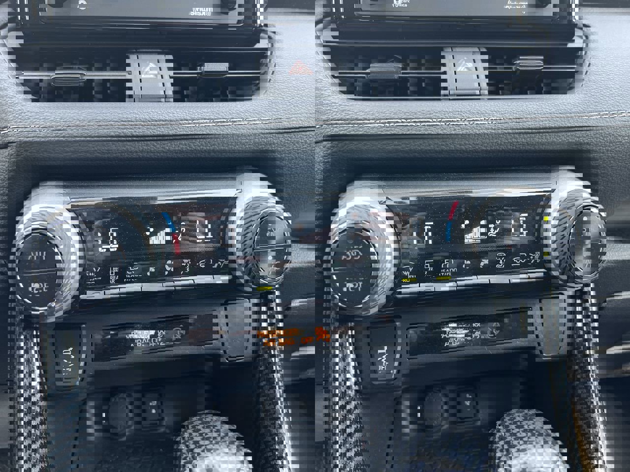 Used 2022 Toyota RAV4 XLE w/ Carpet Mat Package (TMS) image 29