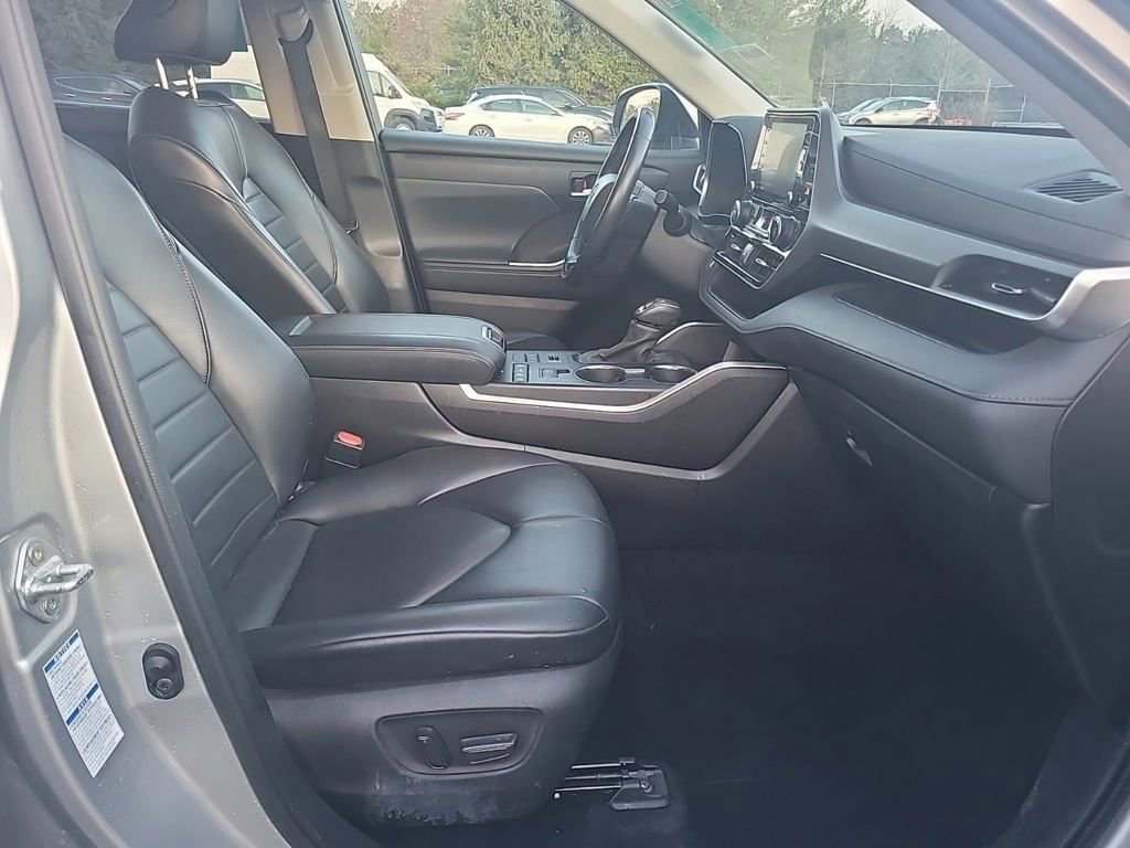 Used 2021 Toyota Highlander XLE AWD/4WD image 15