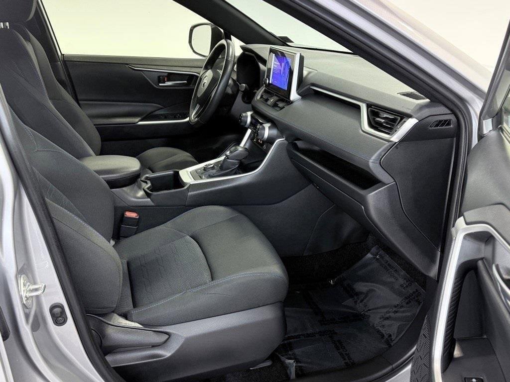 Used 2024 Toyota RAV4 SE image 9