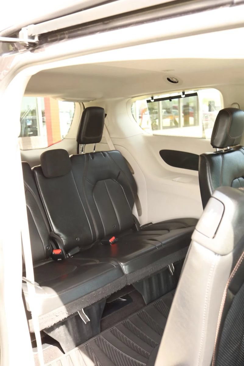 Used 2018 Chrysler Pacifica Touring-L FWD image 54