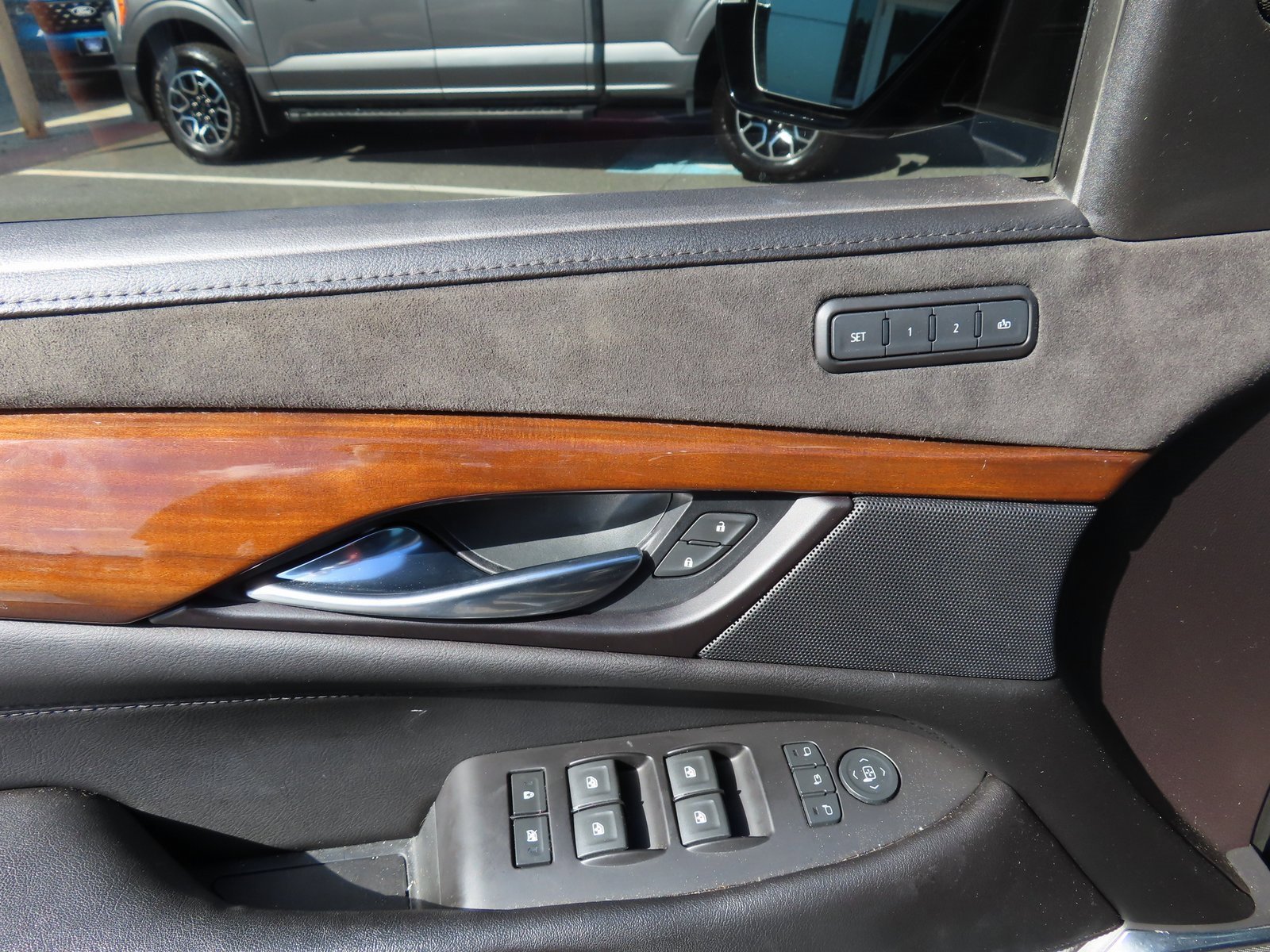 Used 2020 Cadillac Escalade ESV Premium Luxury image 12