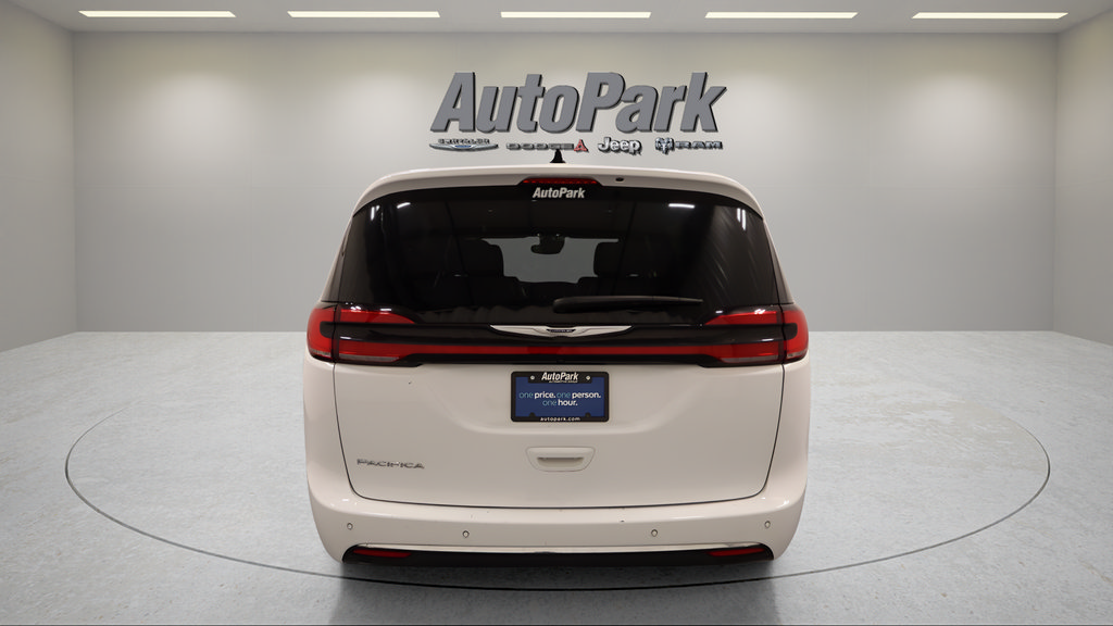 Used 2025 Chrysler Pacifica Select FWD image 9