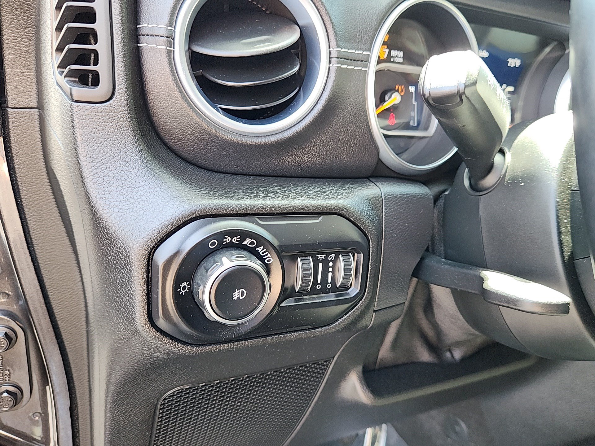 Used 2018 Jeep Wrangler Unlimited Sahara AWD/4WD image 12