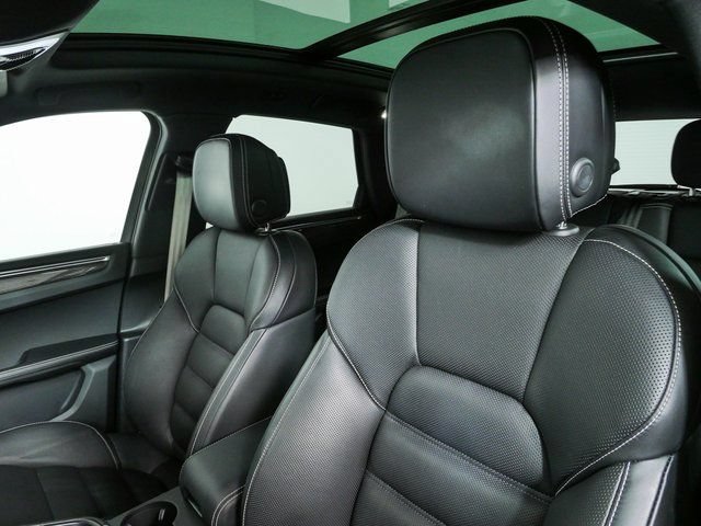 Certified 2023 Porsche Macan Turbo AWD/4WD image 5