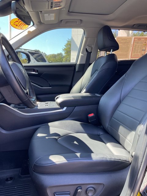 Used 2025 Toyota Highlander XLE FWD image 17