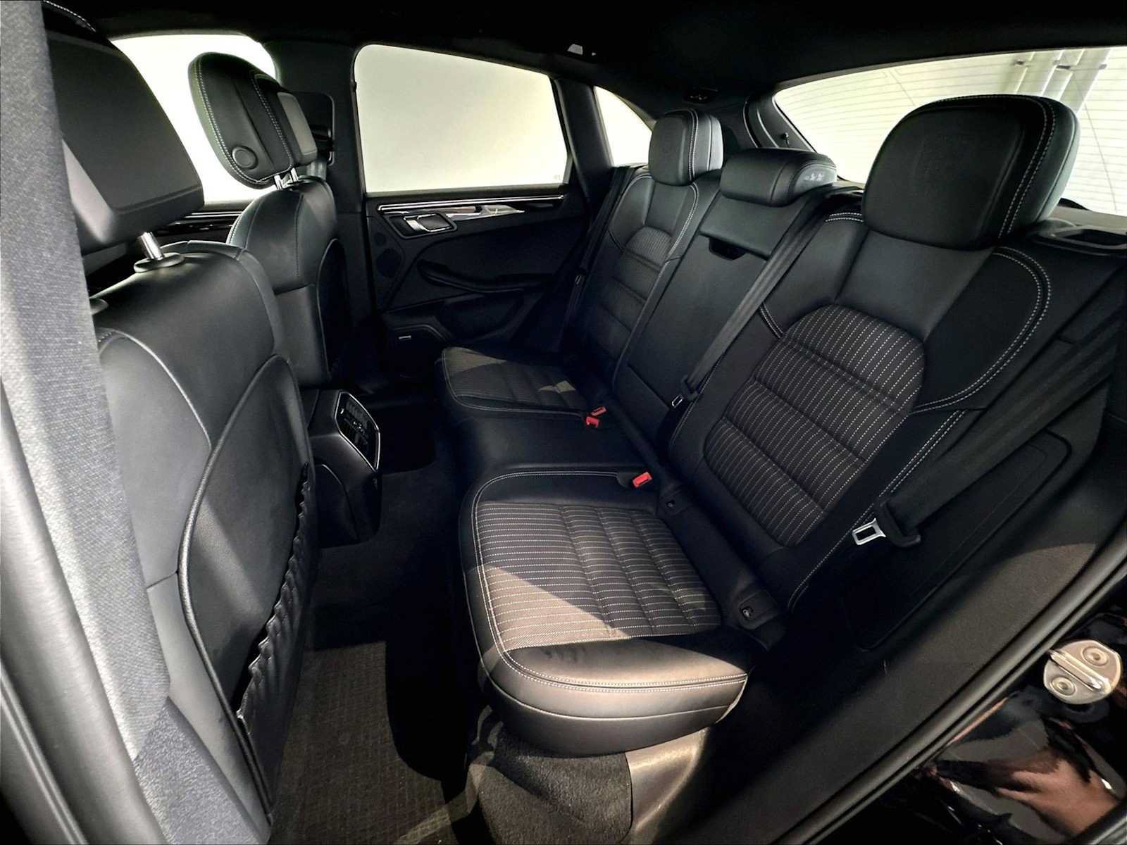 Used 2026 Porsche Macan Turbo AWD/4WD image 30