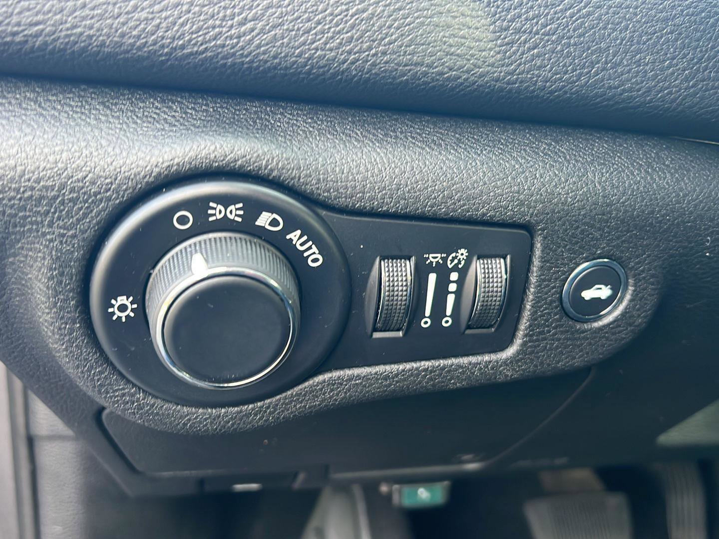 Used 2016 Chrysler 200 Limited image 19