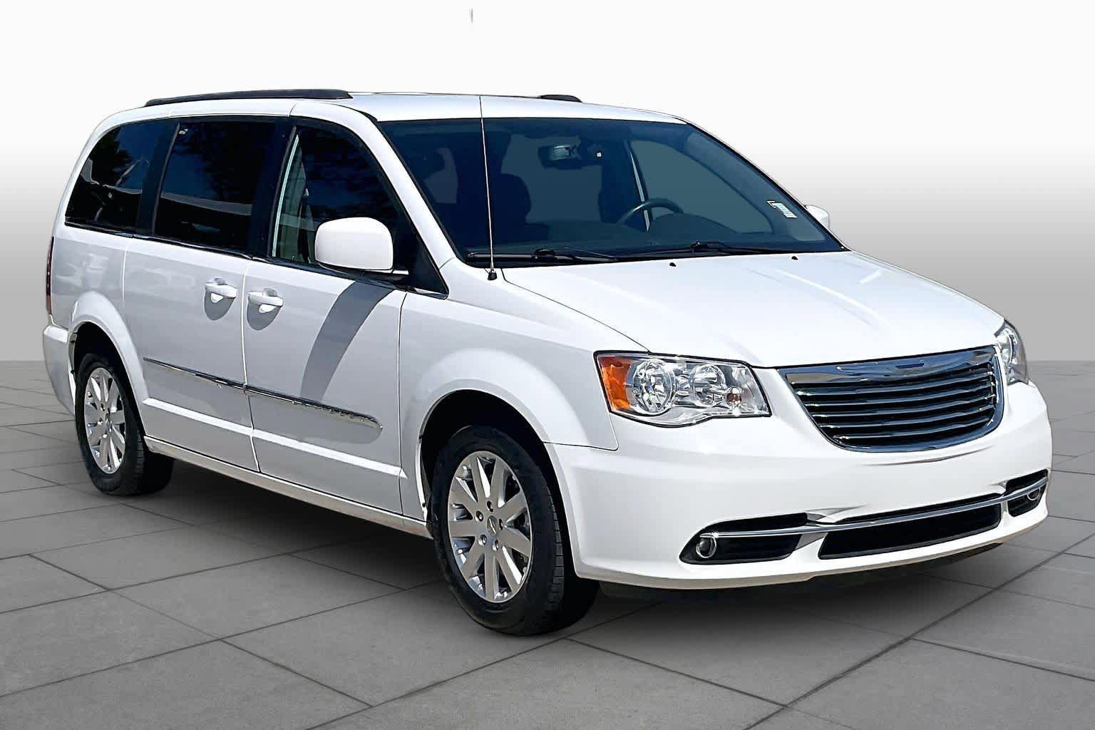 Used 2016 Chrysler Town & Country Touring FWD image 3