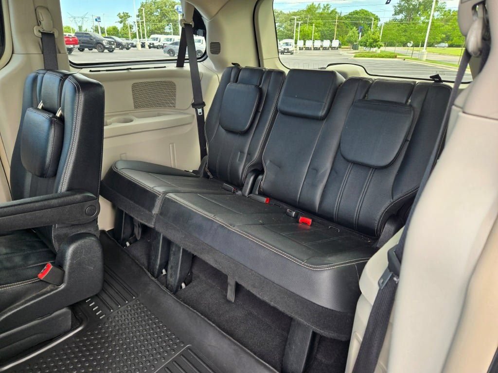 Used 2014 Chrysler Town & Country Touring FWD image 14