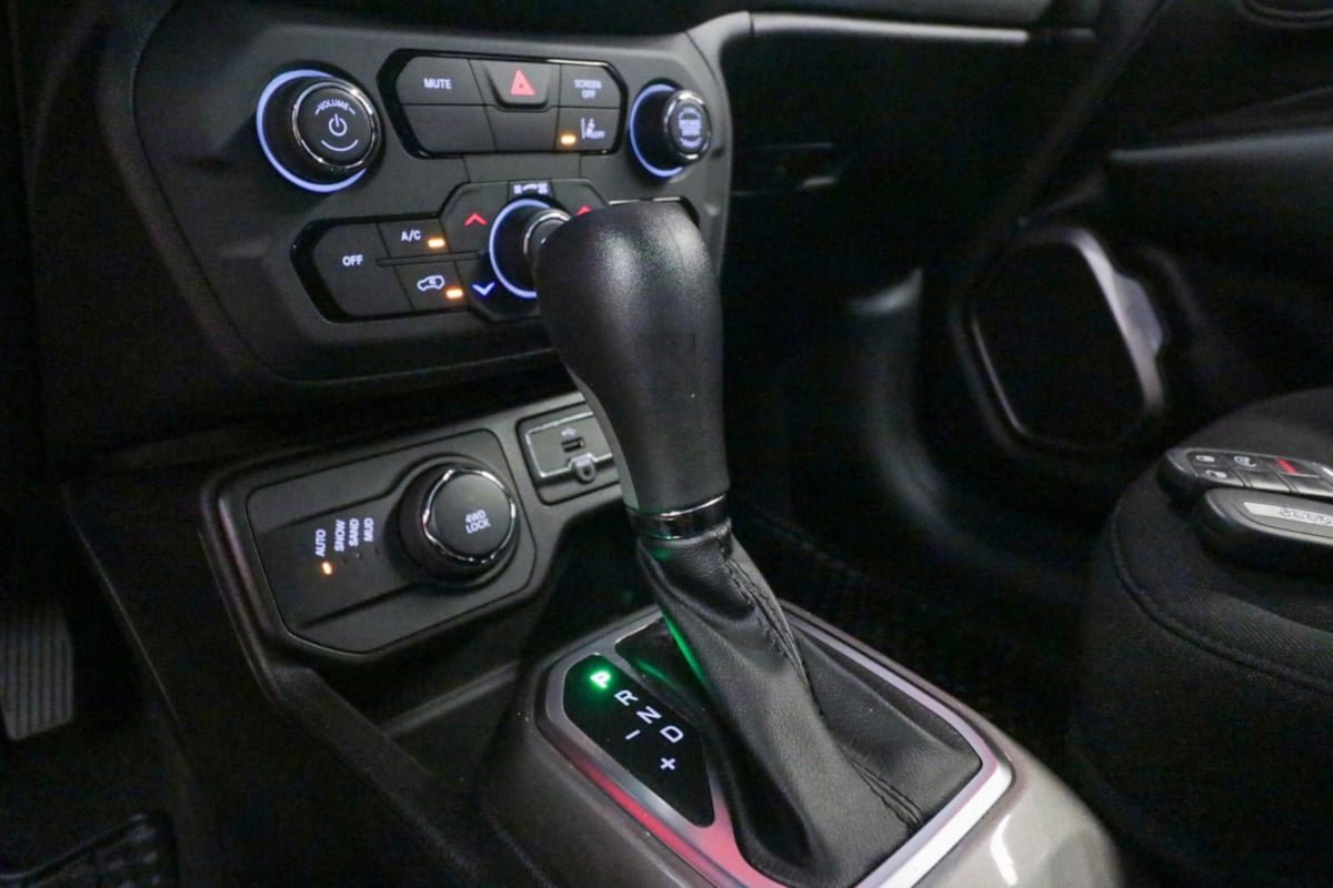 Used 2022 Jeep Renegade Latitude AWD/4WD image 19