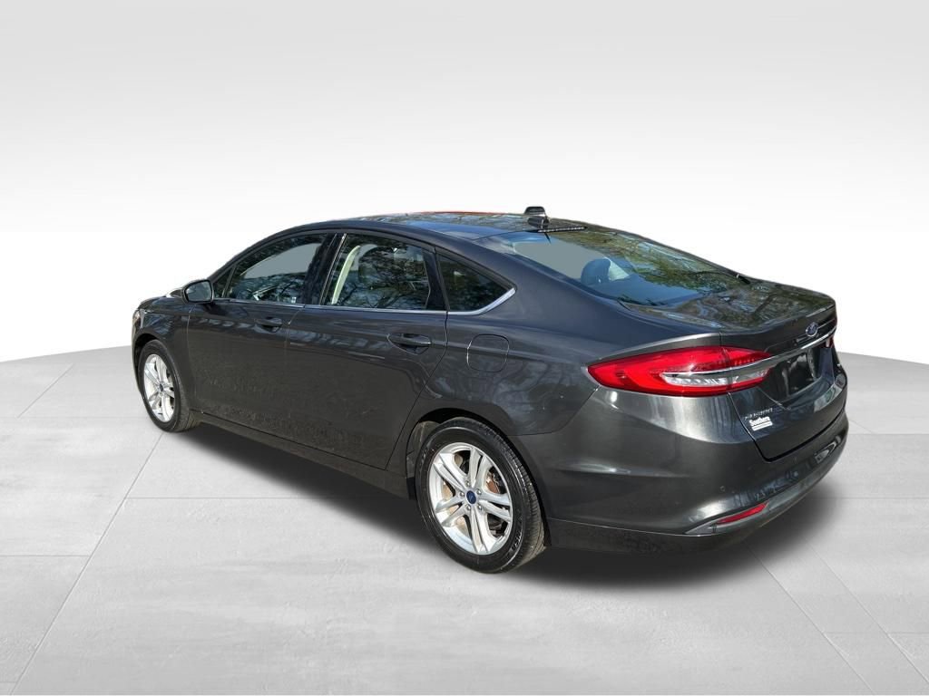 Used 2018 Ford Fusion SE w/ Fusion SE Technology Package image 3