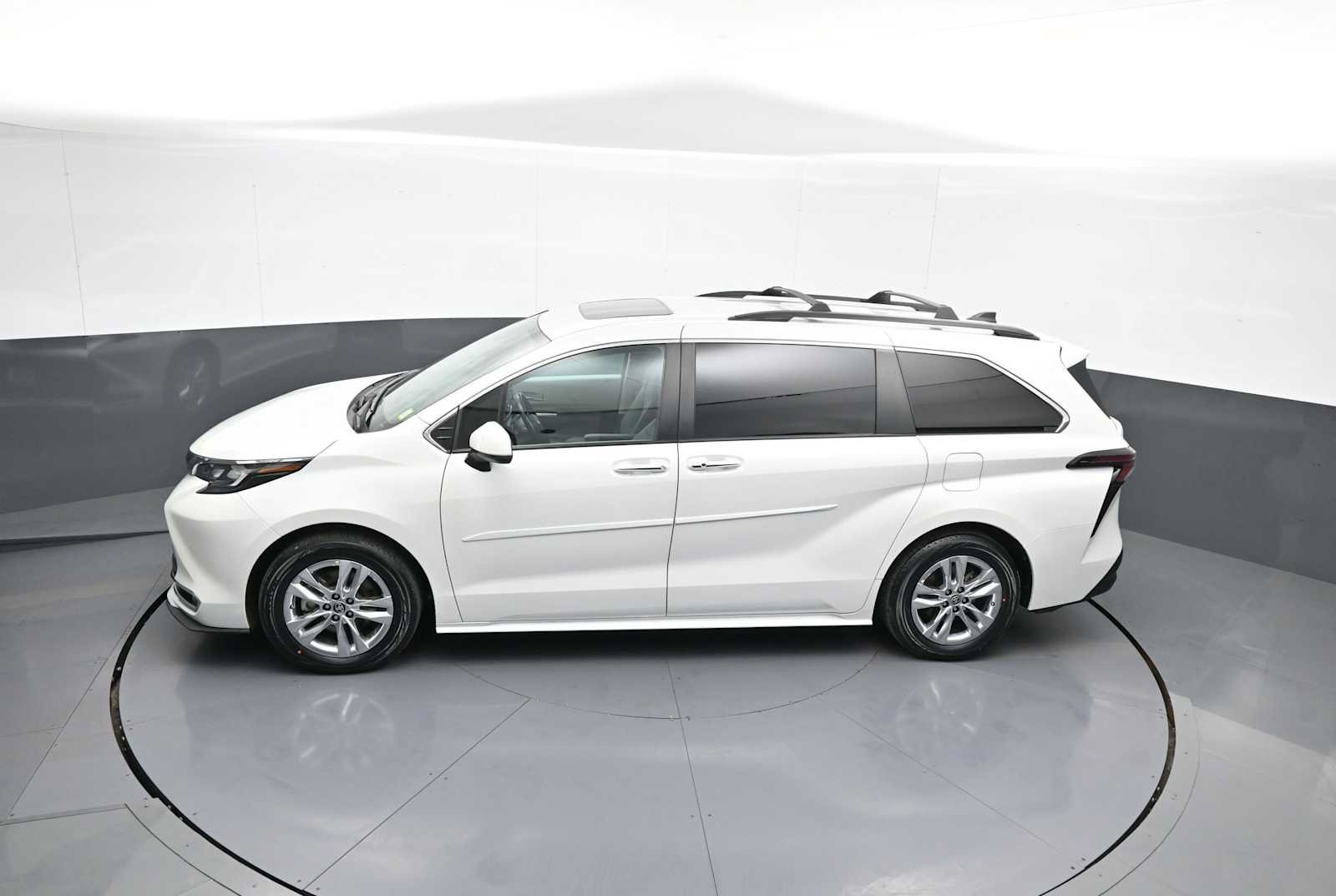Used 2024 Toyota Sienna XLE w/ XLE Plus Package AWD/4WD image 43