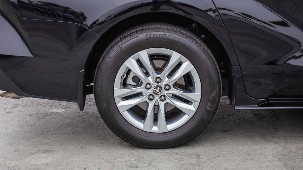 Used 2024 Toyota Sienna XLE w/ XLE Plus Package FWD image 12