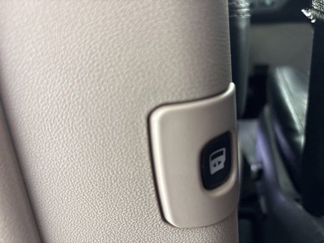 Used 2014 Chrysler Town & Country Touring-L FWD image 20