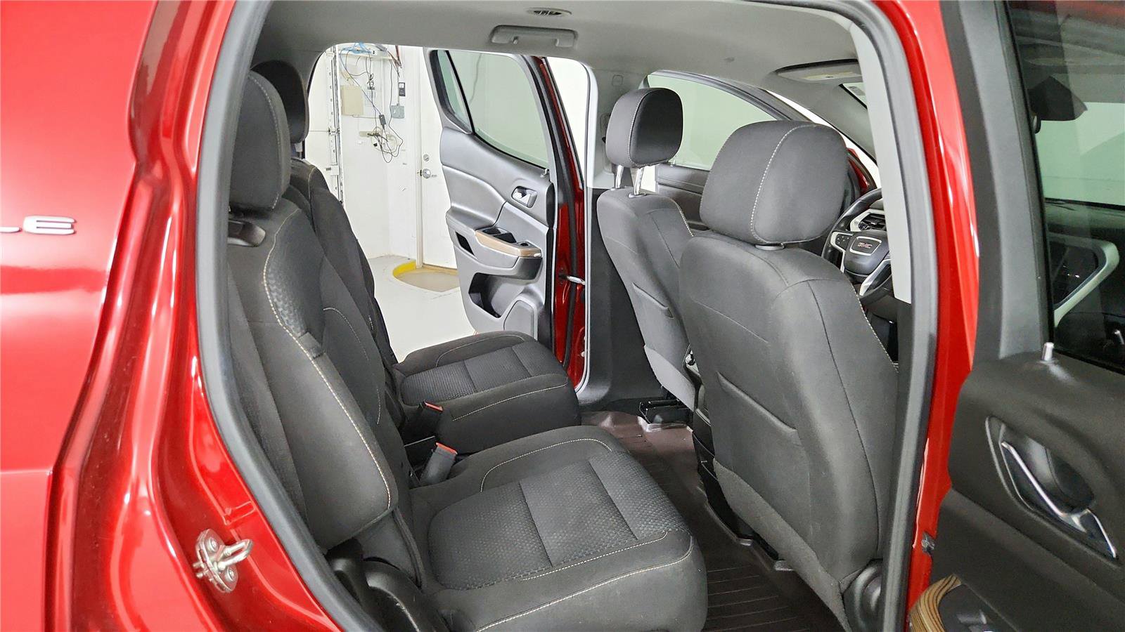 Used 2023 GMC Acadia SLE FWD image 19