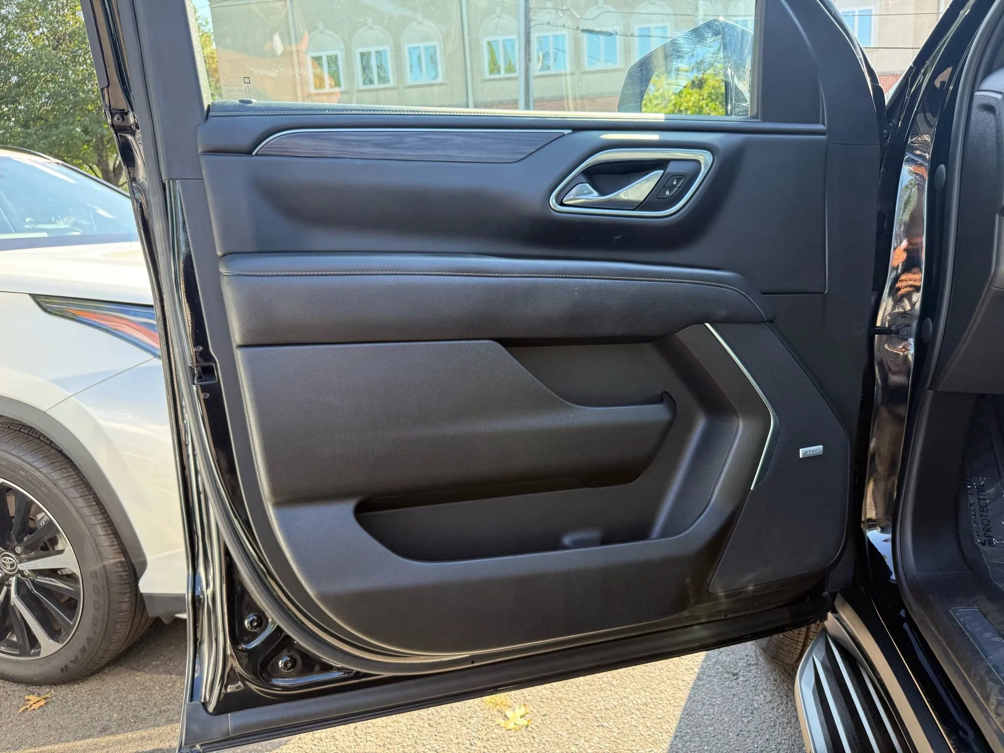 Used 2021 GMC Yukon XL SLT w/ SLT Premium Package image 7