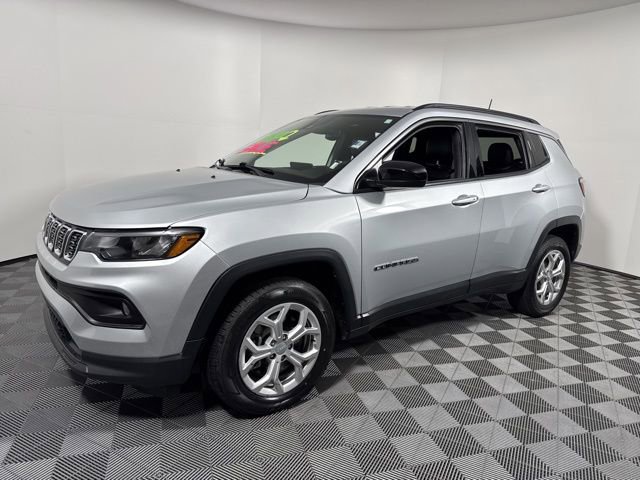 Used 2024 Jeep Compass Latitude image 2