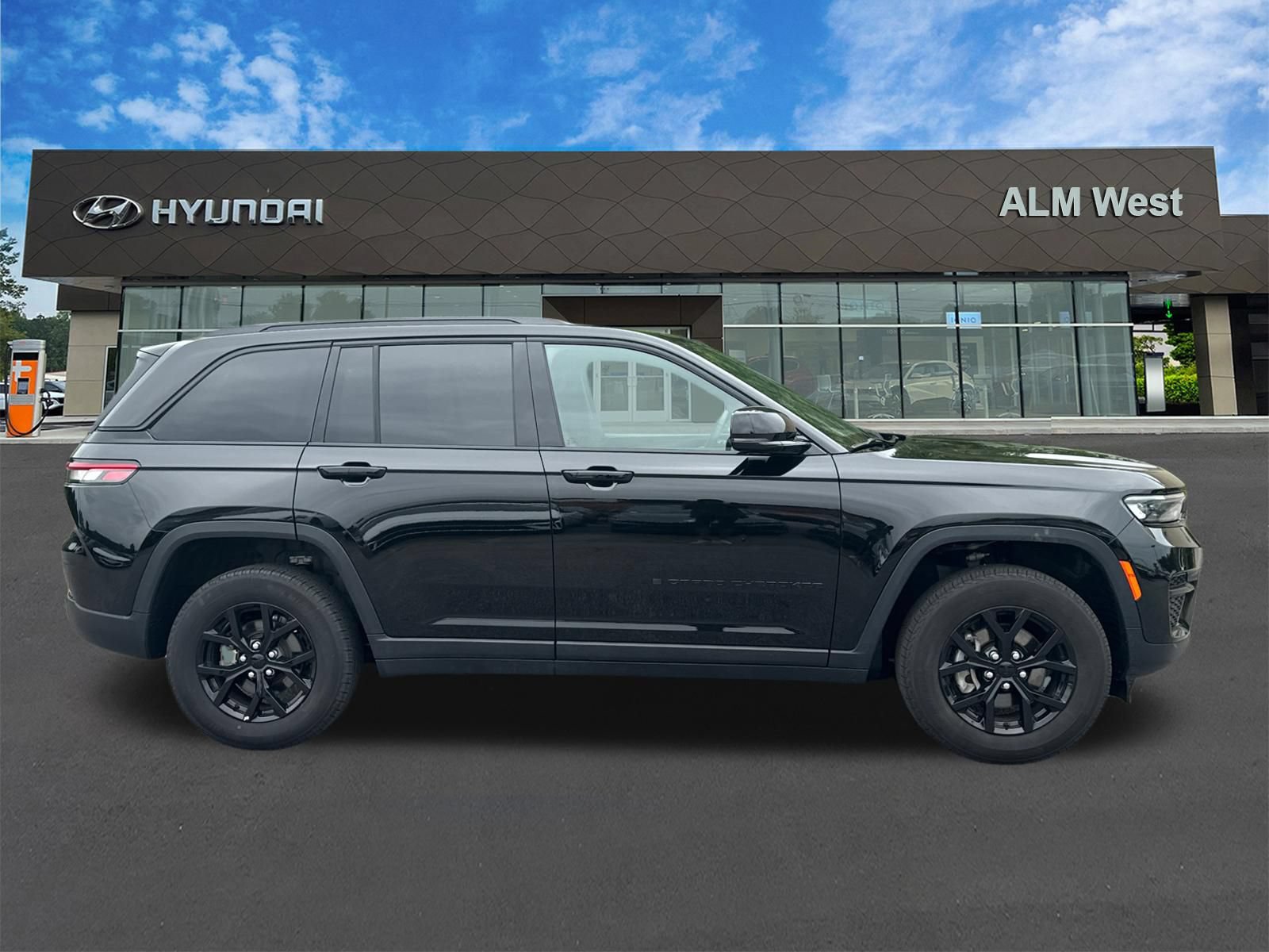 Used 2025 Jeep Grand Cherokee Altitude AWD/4WD image 4