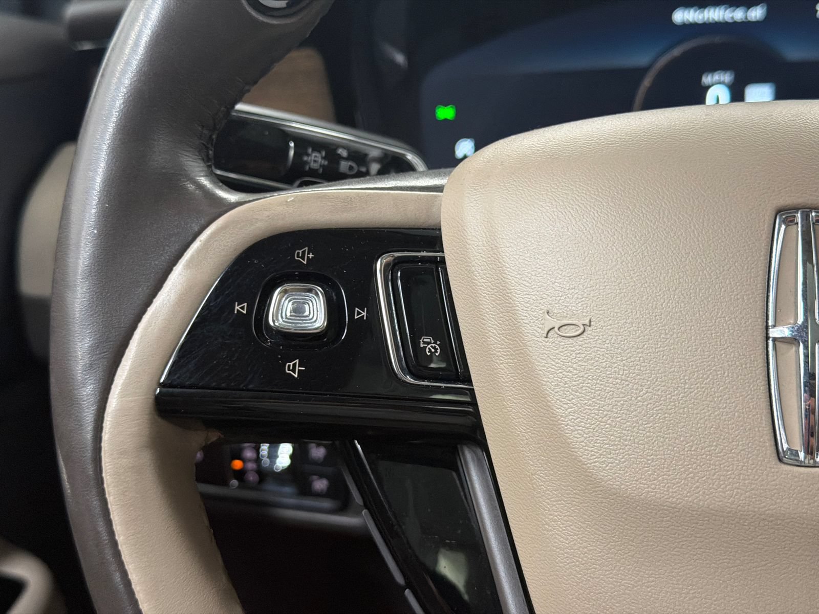 Used 2021 Lincoln Corsair Reserve AWD/4WD image 25