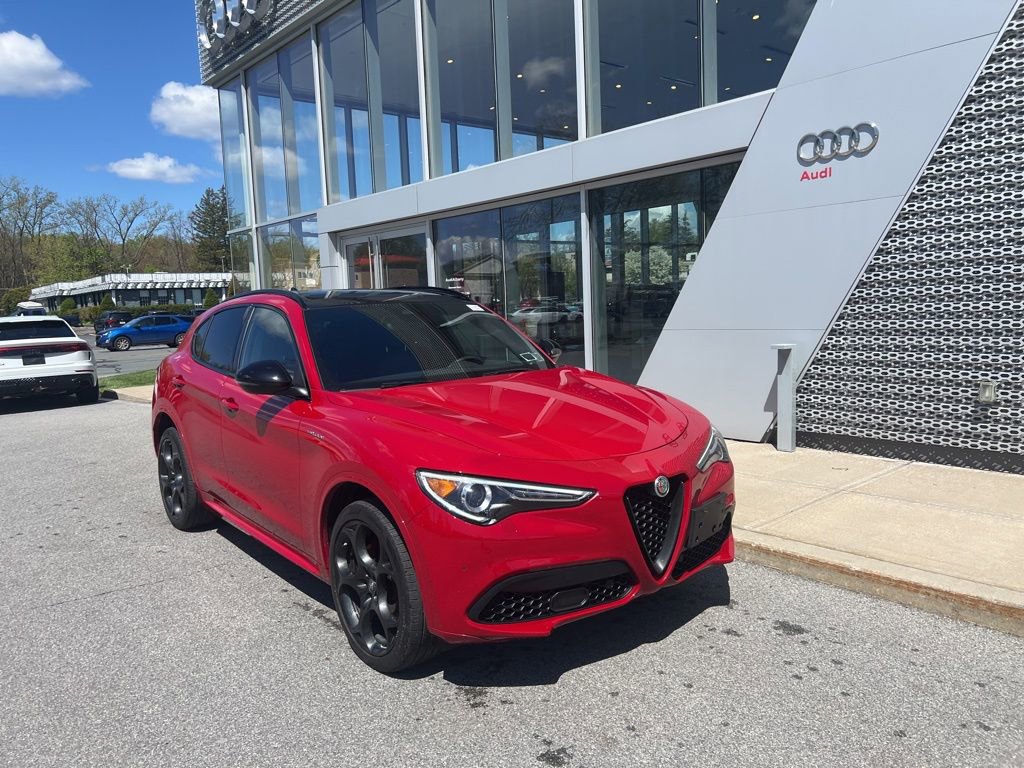 Used 2023 Alfa Romeo Stelvio Veloce AWD/4WD image 4