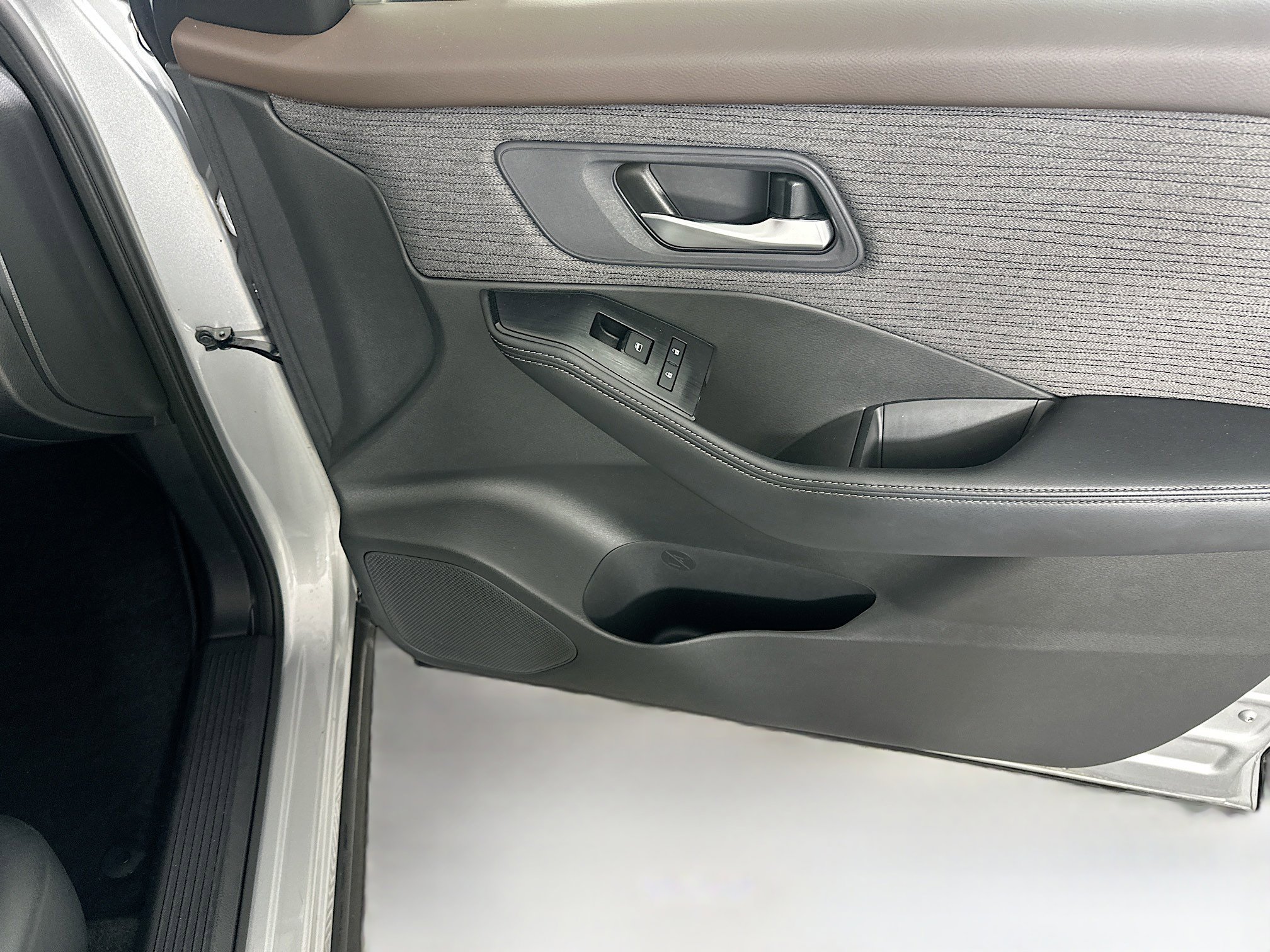 Used 2023 Nissan Rogue SV image 31