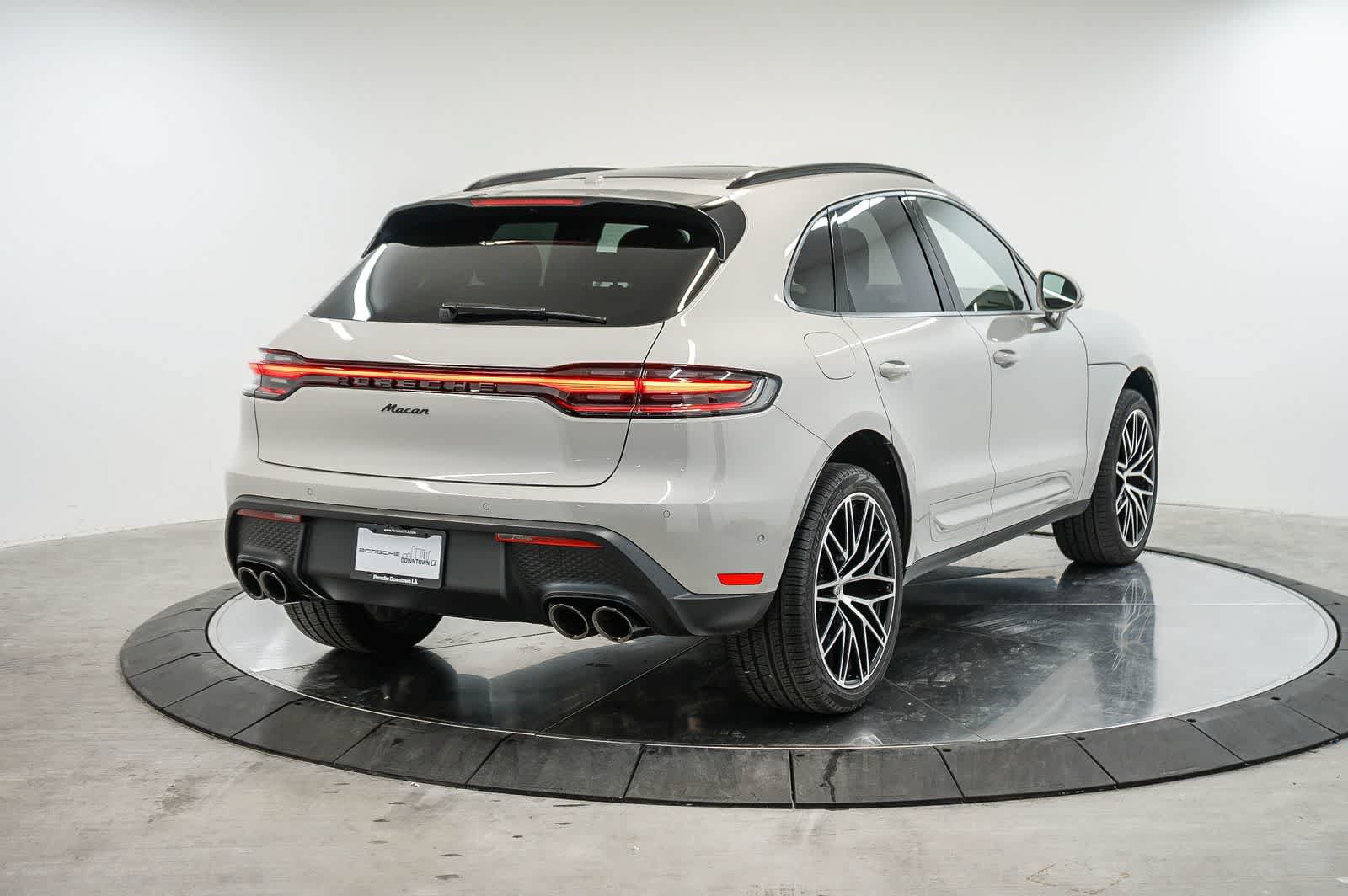 Certified 2026 Porsche Macan AWD/4WD image 9