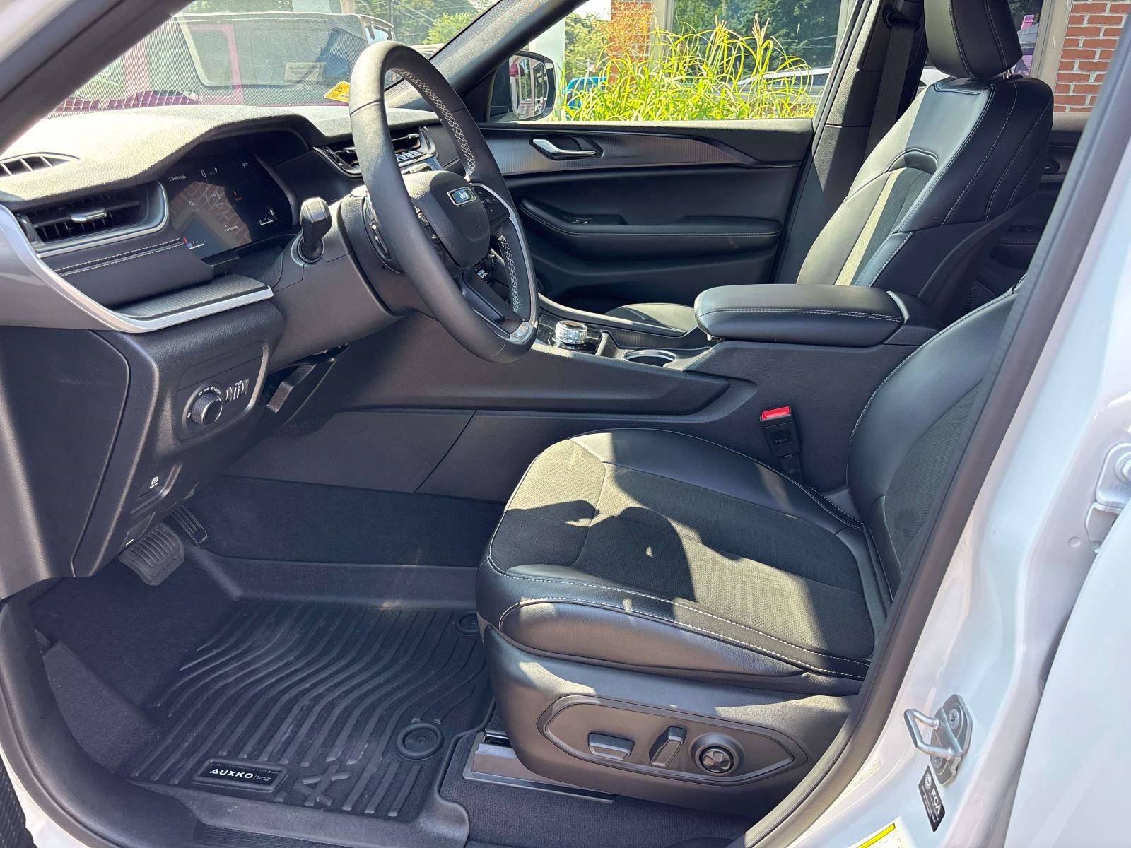 Used 2025 Jeep Grand Cherokee Altitude AWD/4WD image 9