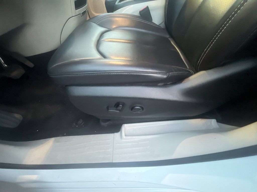 Used 2023 Chrysler Pacifica Touring-L FWD image 12