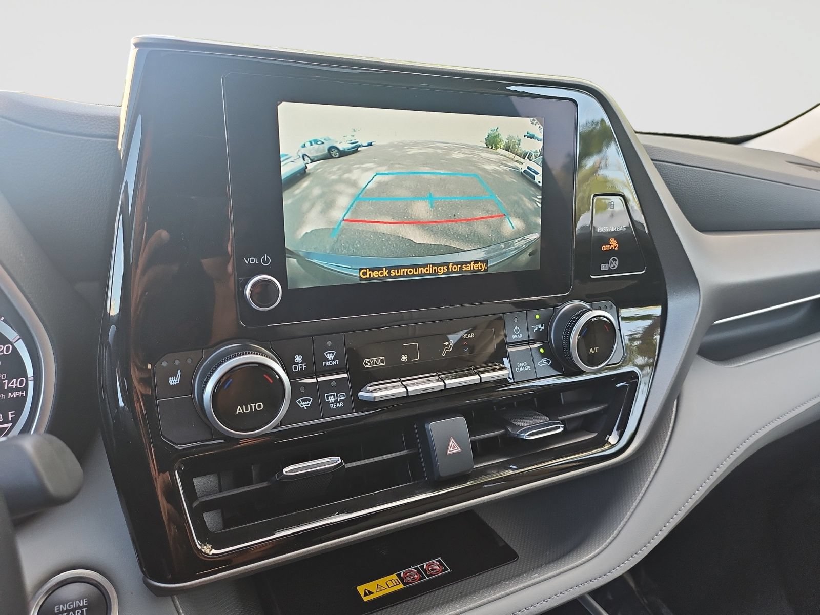 Used 2025 Toyota Highlander XLE FWD image 28