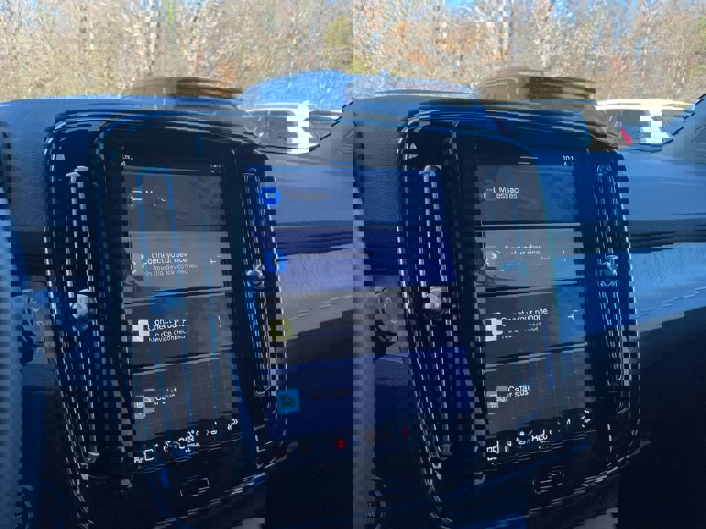 Certified 2023 Volvo XC40 B5 Ultimate w/ Protection Package Premier image 25