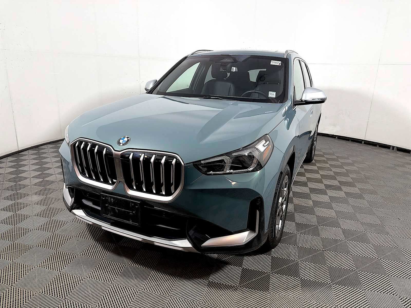Used 2023 BMW X1 xDrive28i w/ Convenience Package AWD/4WD image 3
