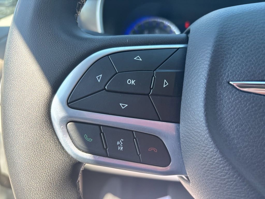 Used 2023 Chrysler Pacifica Touring-L FWD image 17