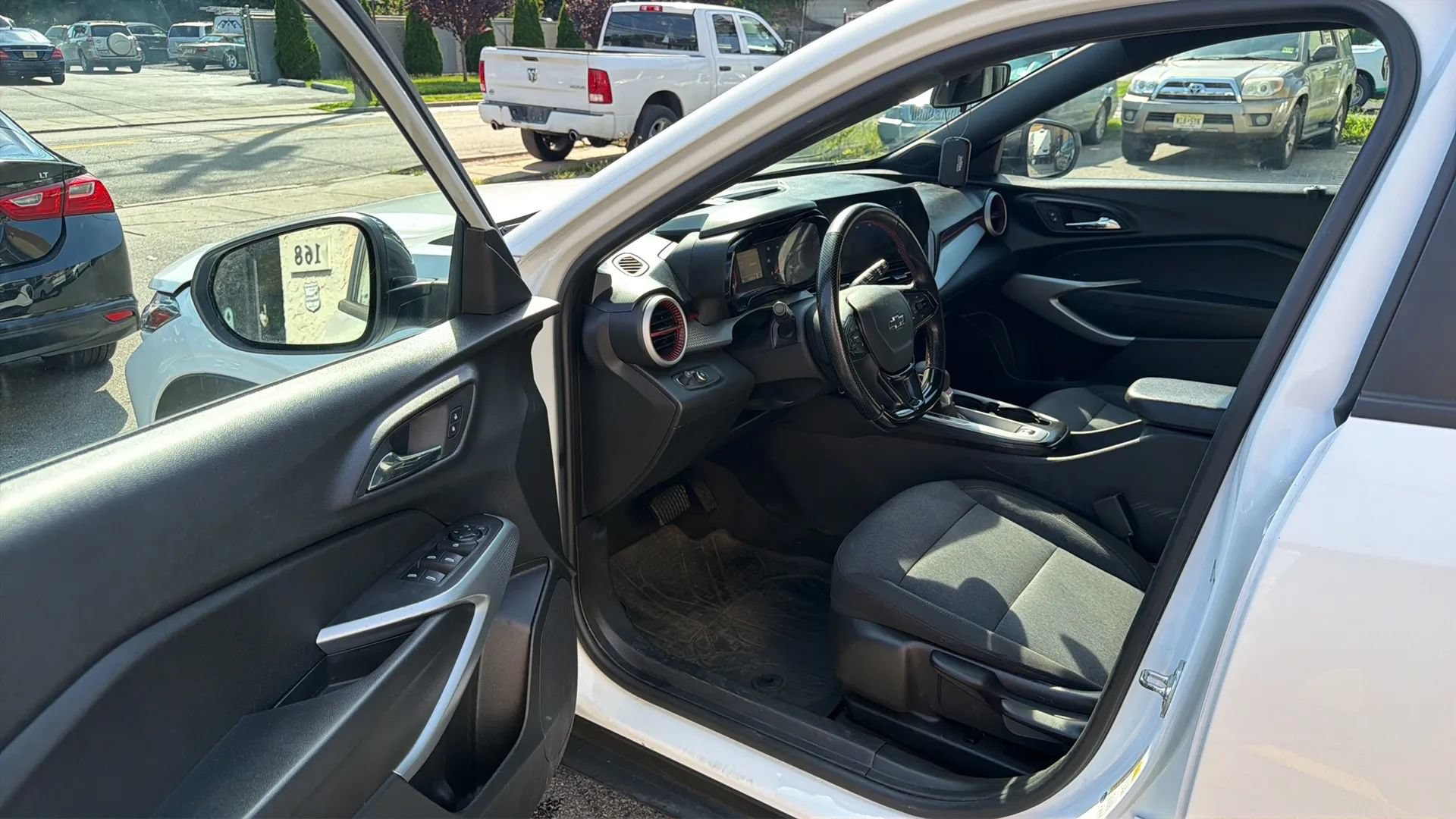 Used 2025 Chevrolet Trax RS FWD image 23