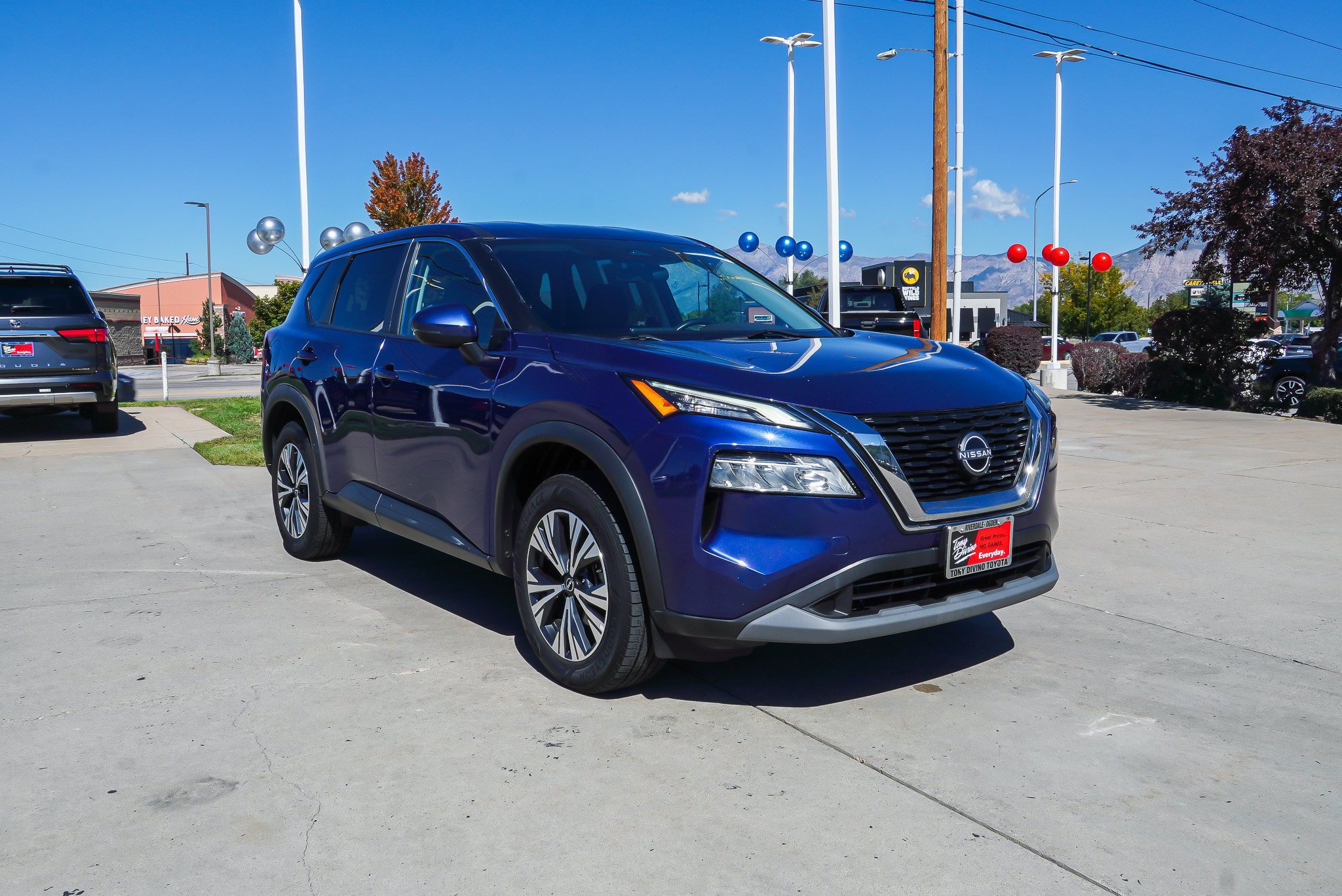 Used 2022 Nissan Rogue SV AWD/4WD image 2