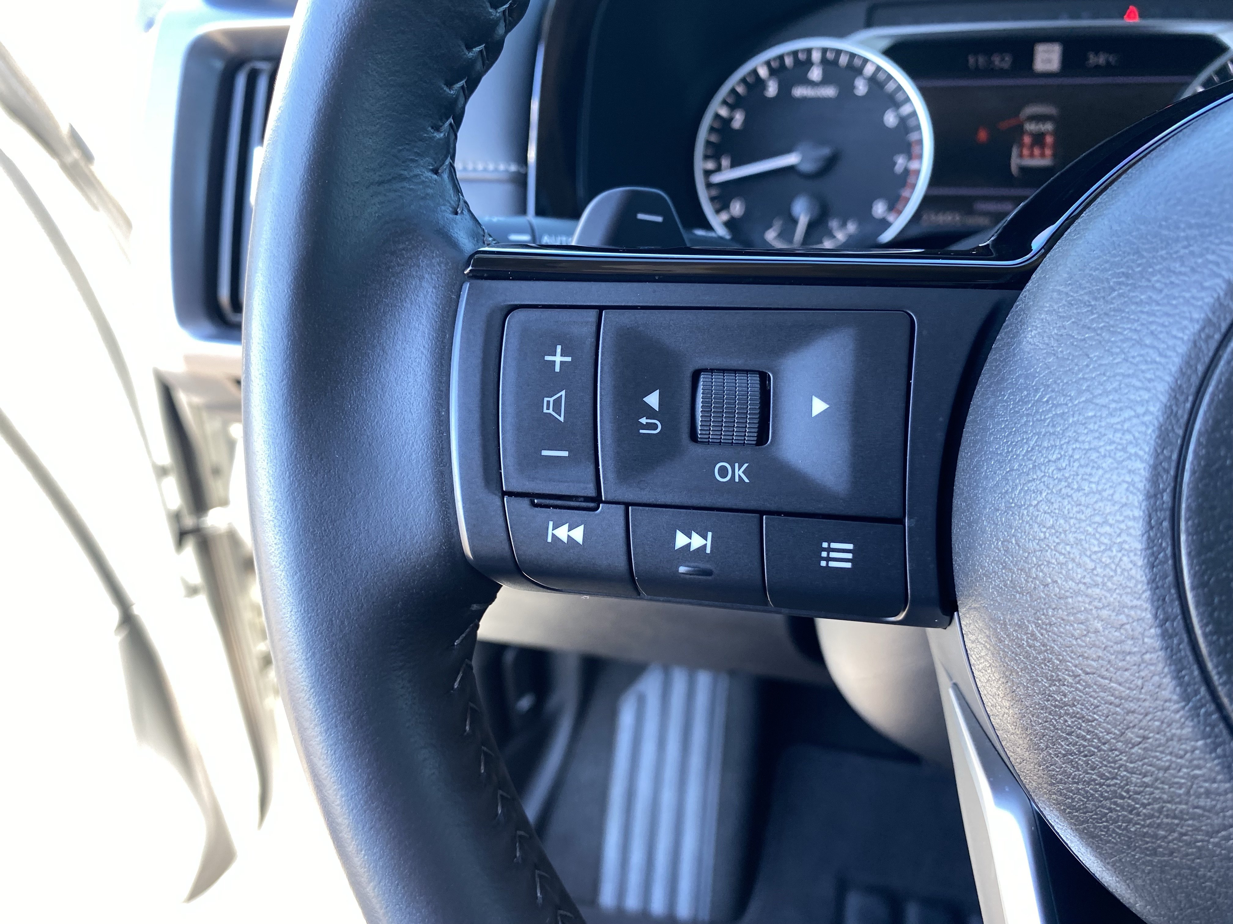Used 2024 Nissan Pathfinder SL w/ SL Premium Package FWD image 31