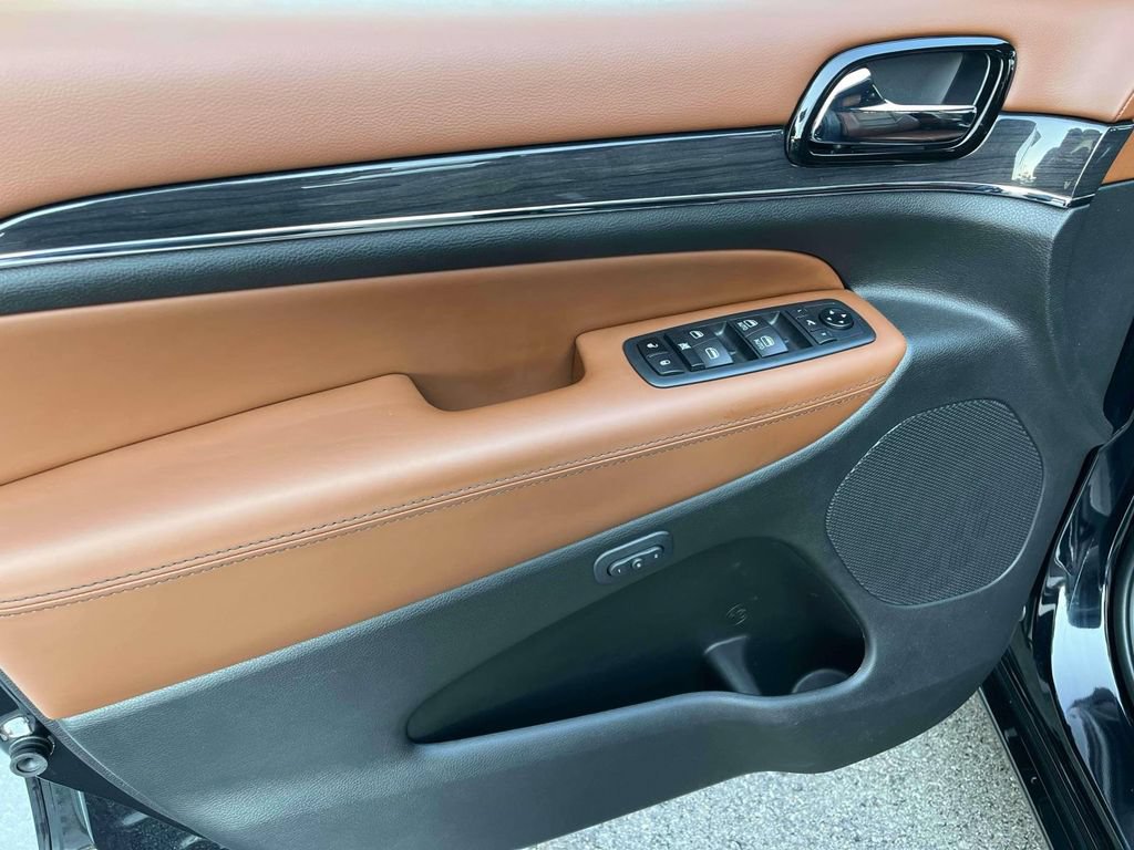 Used 2020 Jeep Grand Cherokee Overland AWD/4WD image 24