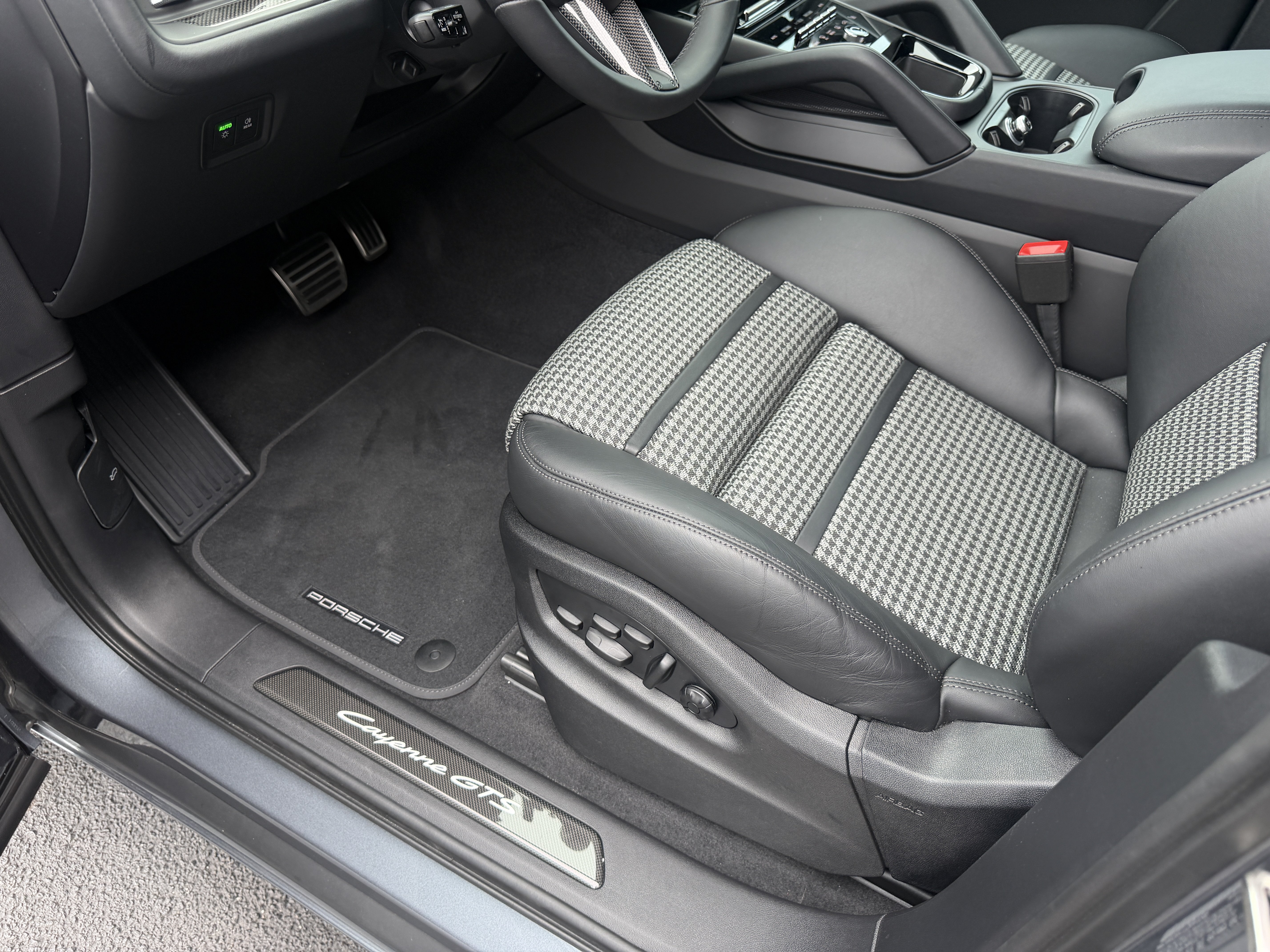 Certified 2026 Porsche Cayenne GTS AWD/4WD image 14
