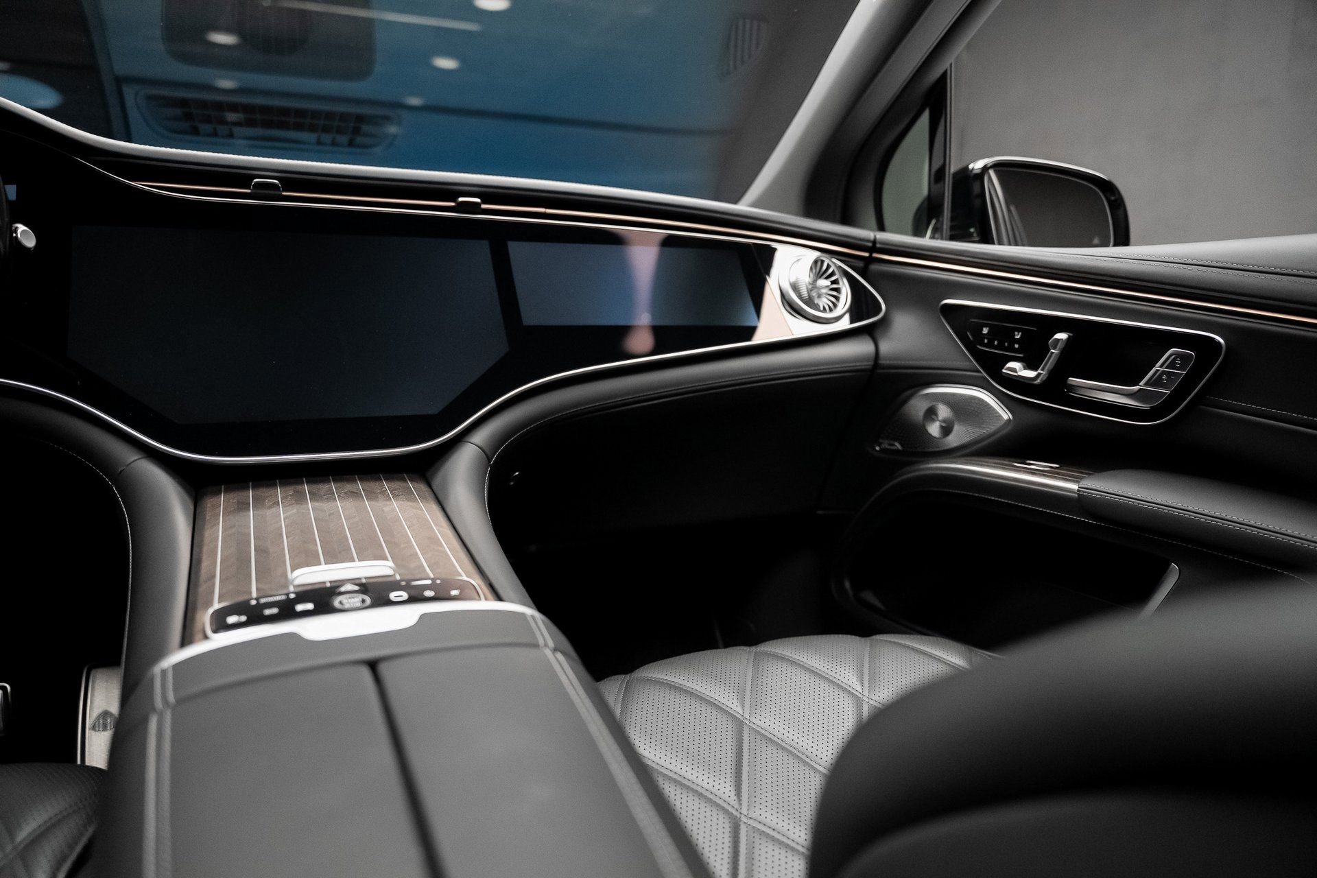 Used 2024 Mercedes-Benz Maybach EQS 680 4MATIC image 42