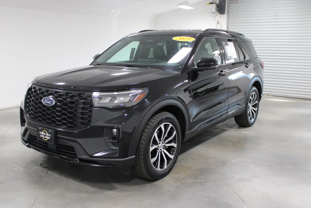 Used 2025 Ford Explorer ST-Line AWD/4WD image 3