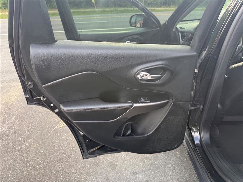Used 2019 Jeep Cherokee Limited image 14