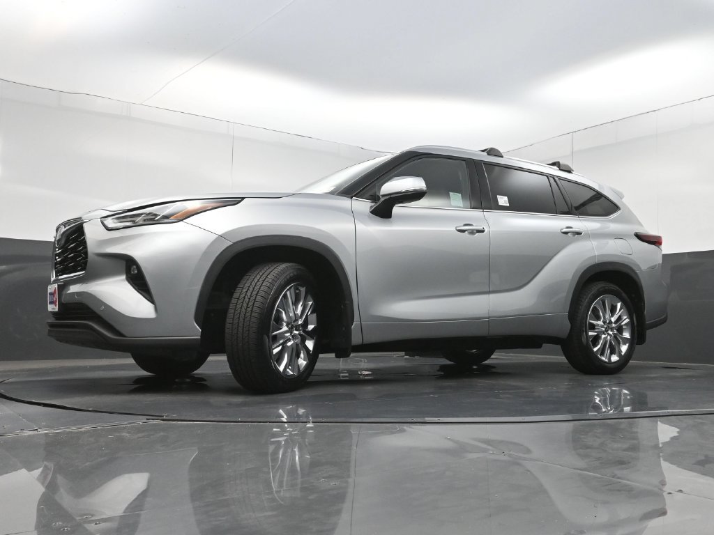 Used 2024 Toyota Highlander Limited AWD/4WD image 30