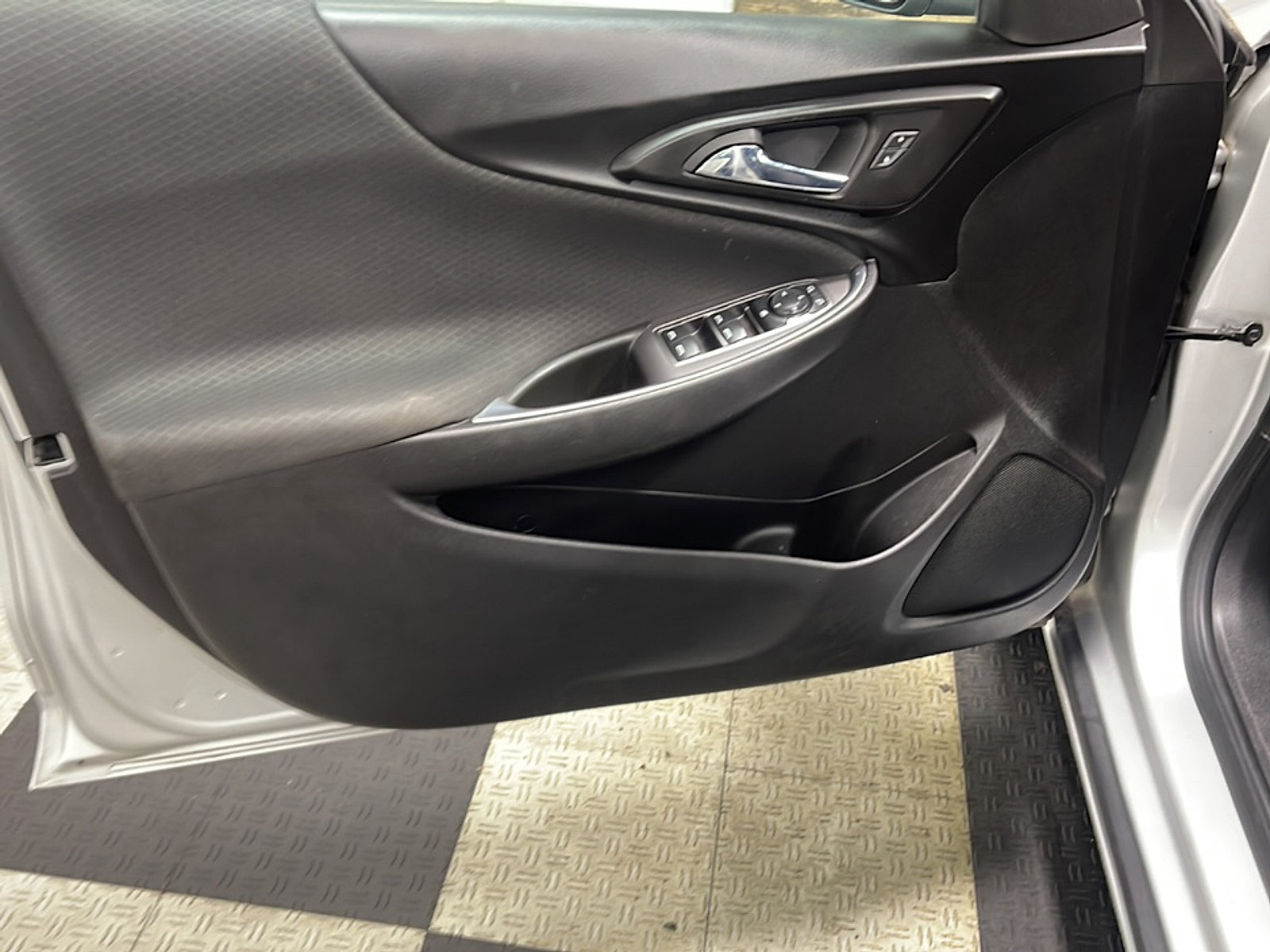 Used 2018 Chevrolet Malibu LT FWD image 12