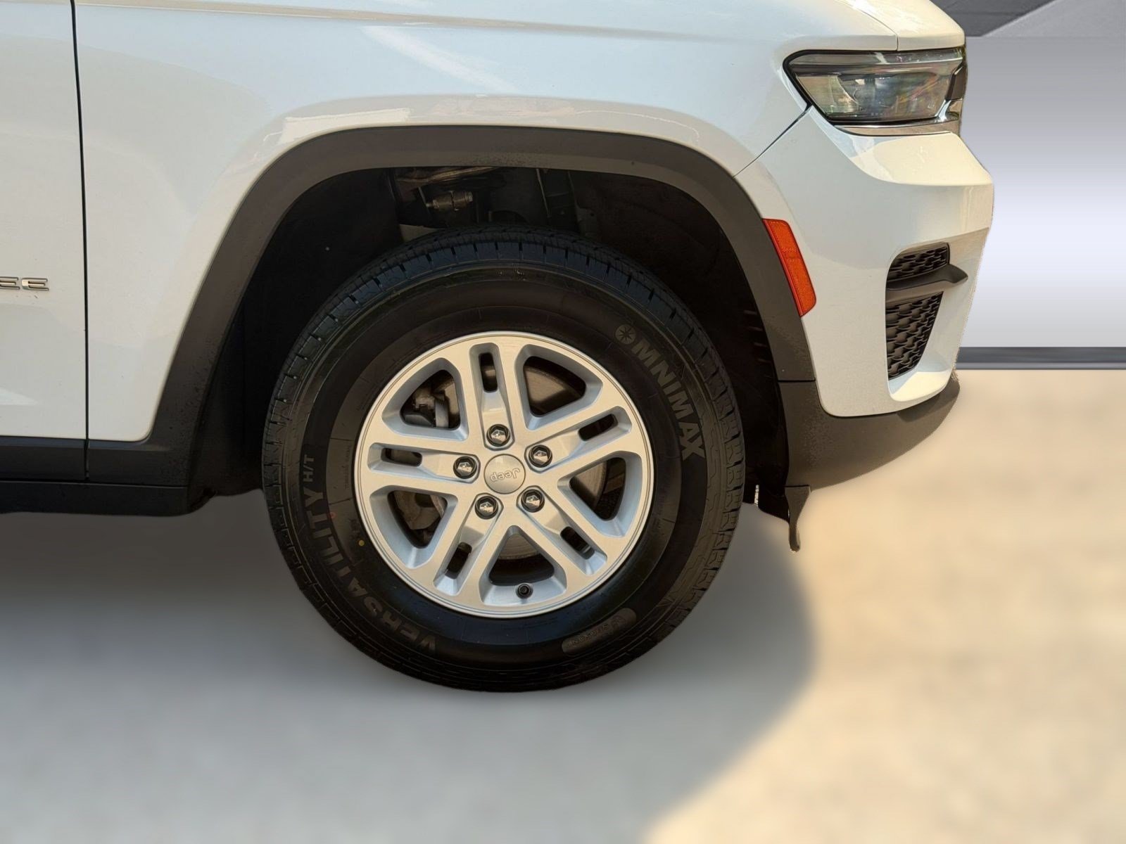 Used 2023 Jeep Grand Cherokee Laredo AWD/4WD image 12