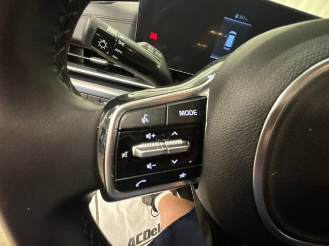 Used 2025 Kia Carnival FWD image 26