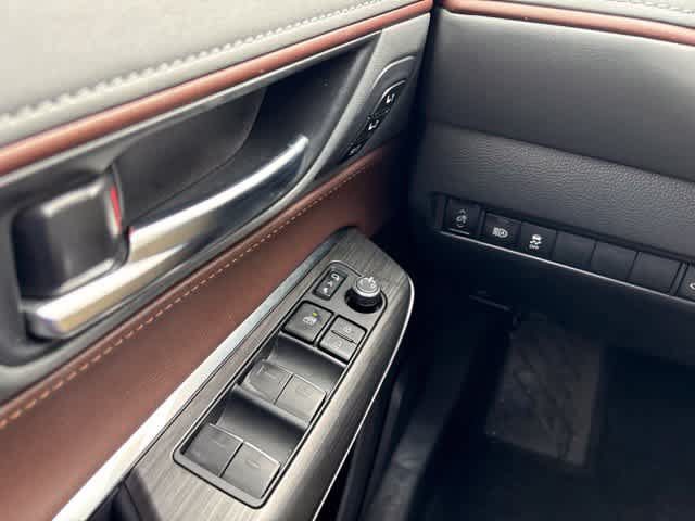 Used 2024 Toyota Venza XLE AWD/4WD image 21
