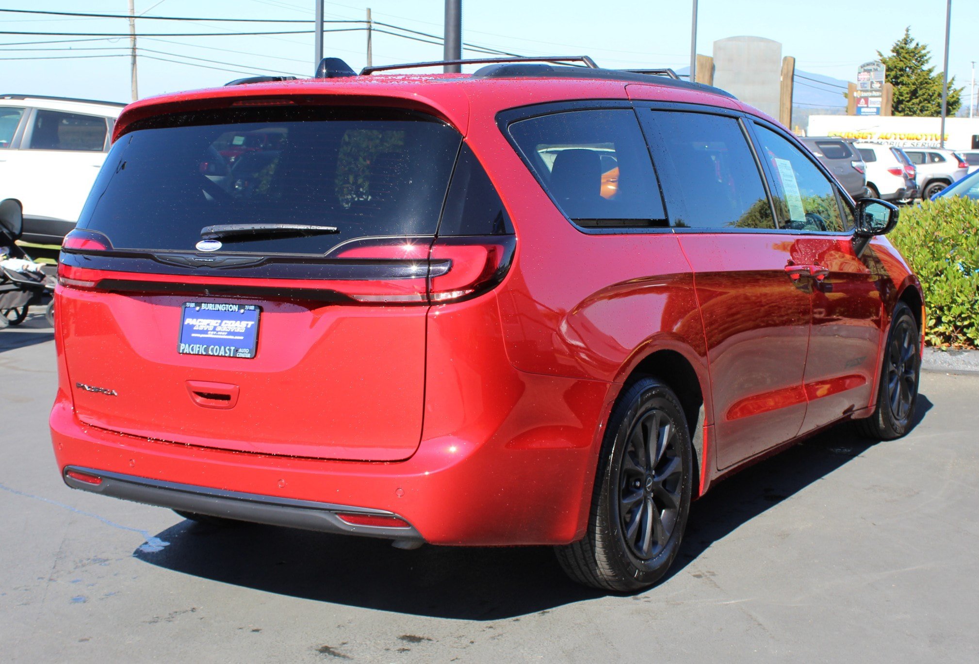 Used 2025 Chrysler Pacifica Select w/ Fav Edition Package FWD image 6