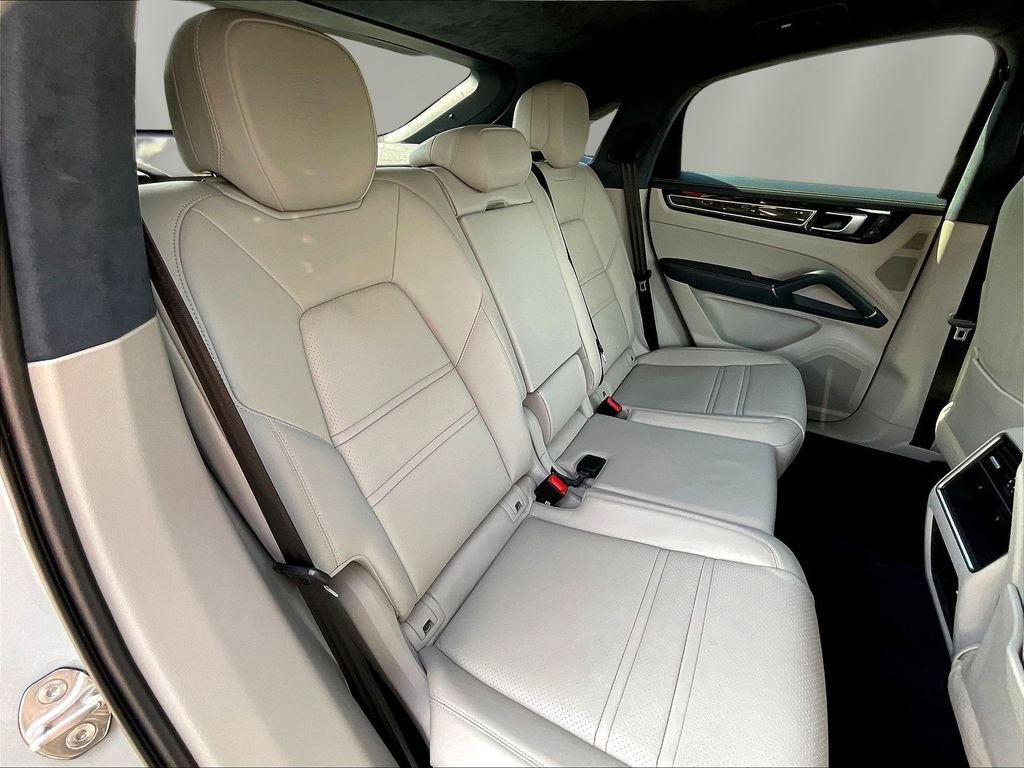 Used 2022 Porsche Cayenne GTS AWD/4WD image 25