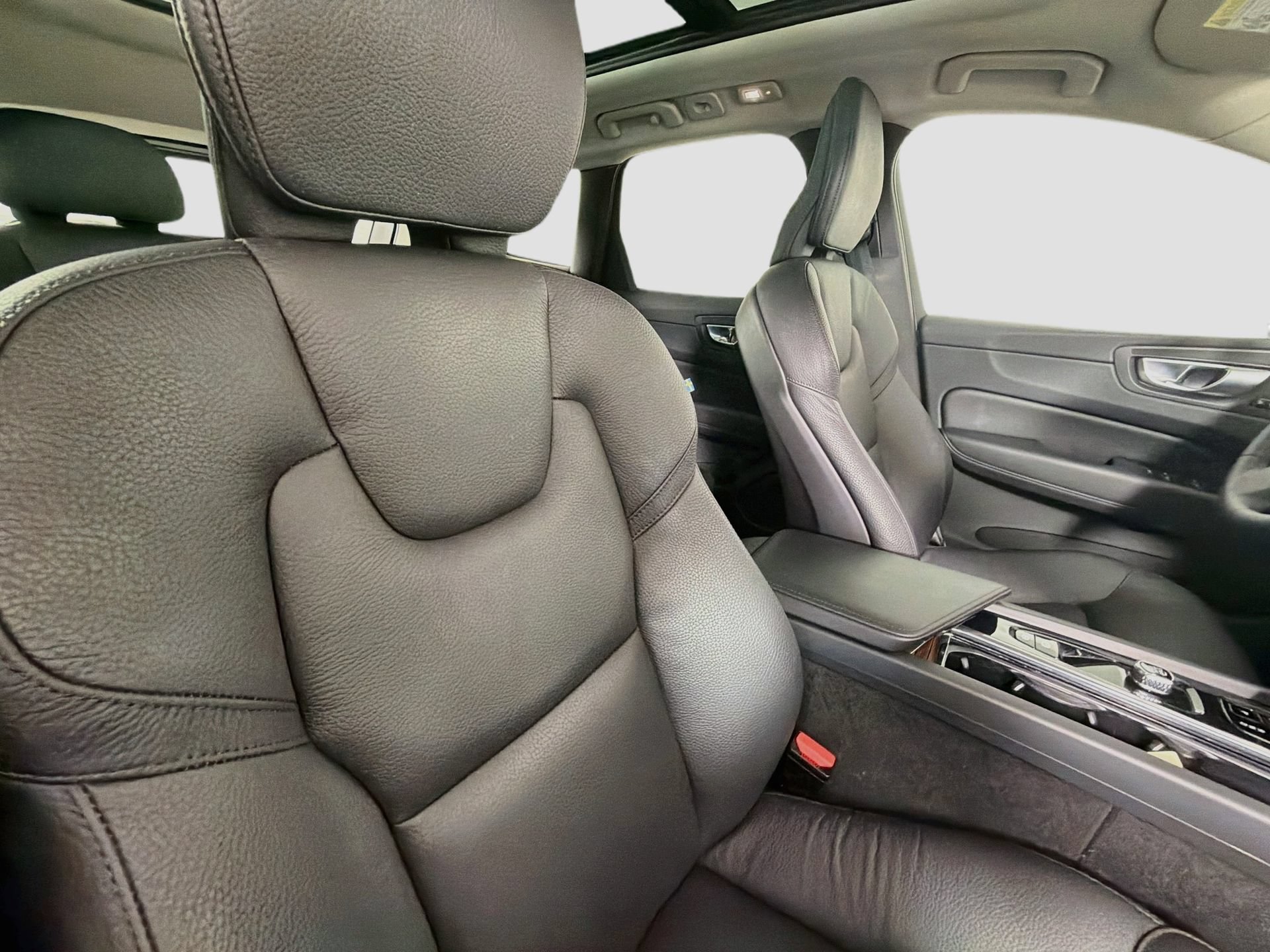 Certified 2023 Volvo XC60 B5 Plus w/ Protection Package Premier FWD image 28