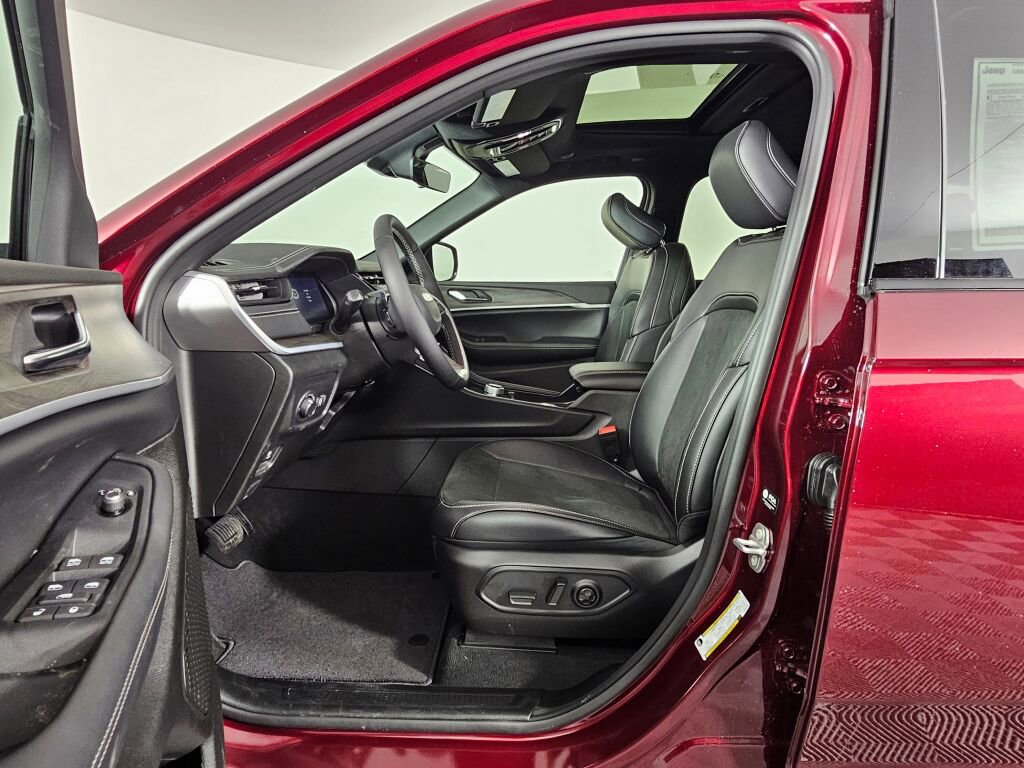 New 2026 Jeep Grand Cherokee Altitude image 17